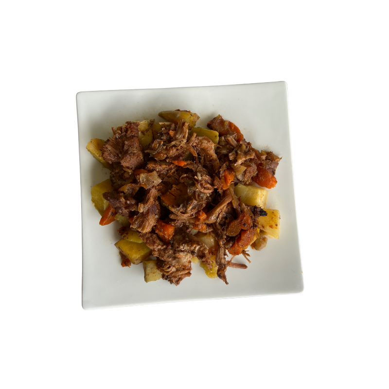 Plato de bondiola con papas y batatas, servido
